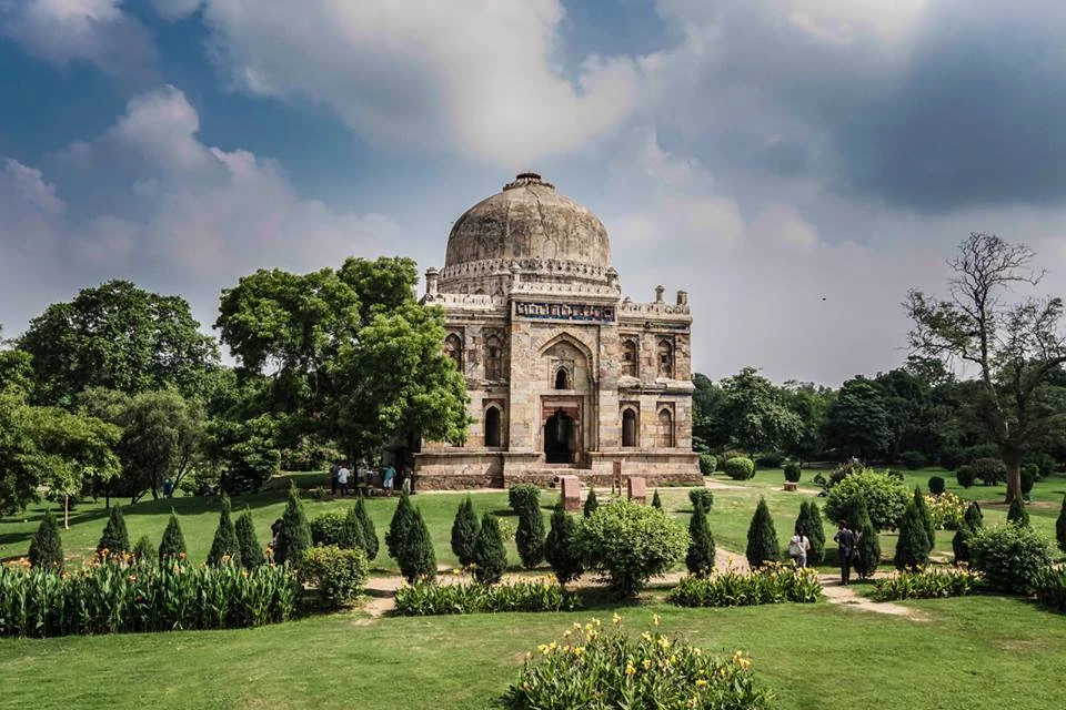 नई दिल्ली में सुबह का शांत पैदल रास्ता